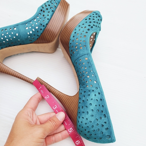 ENZO ANGIOLINI Sully9 teal perforated suede stiletto heel peep-toe pumps - Picture 12 of 14